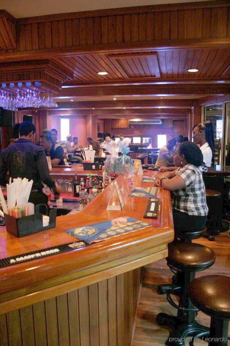 Tradewinds Hotel San Fernando Restaurant photo